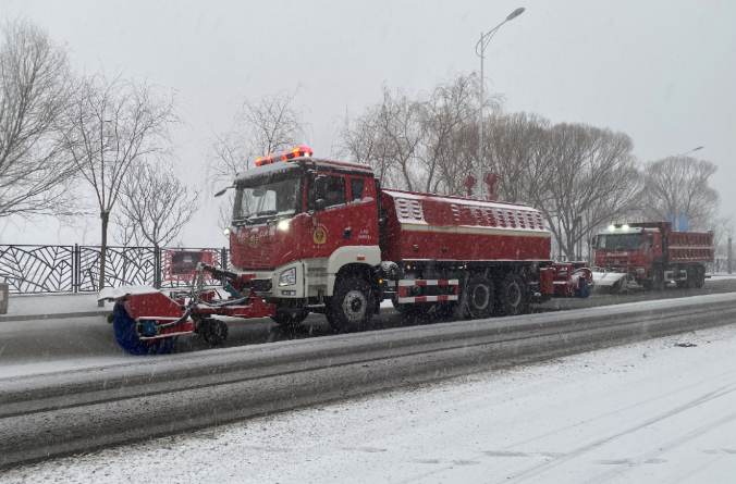 盈峰環(huán)境除冰雪裝備全力投入破冰作業(yè)，助力北京道路交通安全